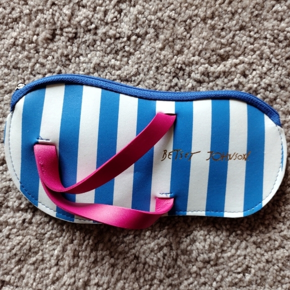 Betsey Johnson Heart Shaped Cateye Sunglasses & Beach Sandal Sunglass Holder - Picture 11 of 15
